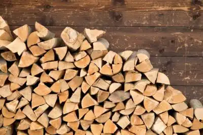 Dans le cadre d’une utilisation optimale du chauffage au bois, il est primordial de savoir quand commander des stères de bois. La maîtrise de cette information permet en effet de bénéficier d’un stock suffisant et d’un approvisionnement adéquat tout au […]